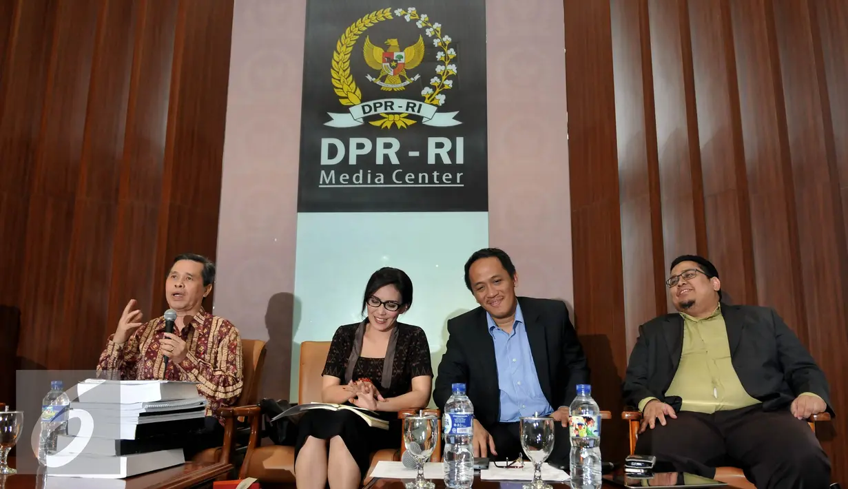 Ketua Pansus Pelindo Rieke Diah Pitaloka (kedua kiri) saat mengikuti diskusi di Jakarta, Jumat (13/11/2015). Pansus Pelindo II harus fokus untuk menggali kebenaran informasi tersebut, dalam pengelolaan pelabuhan. (Liputan6.com/Johan Tallo)