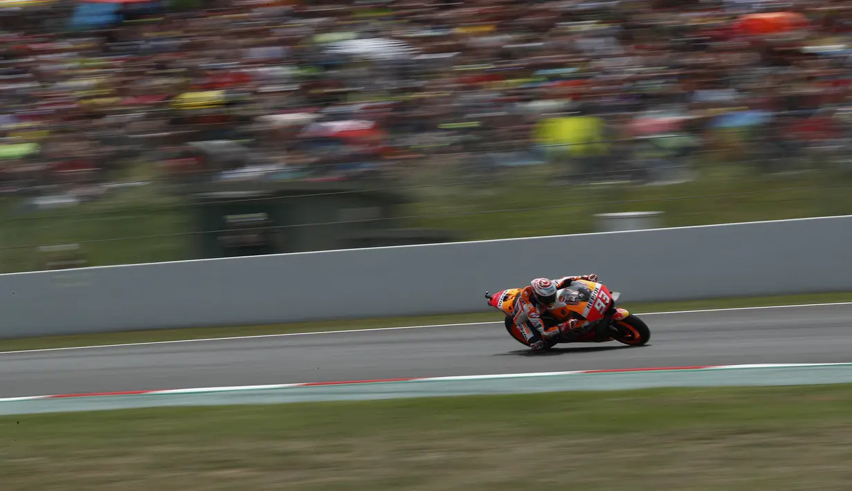 Pebalap Honda, Marc Marquez, saat balapan MotoGP 2018 di Sirkuit Catalunya, Spanyol, Minggu (17/6/2018). Lorenzo menjadi yang tercepat dengan catatan waktu 40 menit 13,566 detik. (AP/Eric Alonso)