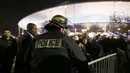 Polisi mengatur para penonton yang akan meninggalkan stadion usai laga antara Prancis melawan Jerman di Stadion Stade de France, Prancis, Sabtu (13/11/2015). (Reuters/Gonzalo Fuentes)