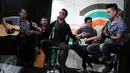 Grup band Hijau Daun saat beraksi di Markas Liputan6.com, Jakarta, Kamis (7/1/2016). Hijau Daun akan merilis 4 buah single terbaru di Indonesia, Malaysia dan Singapura (Liputan6.com/Helmi Afandi)
