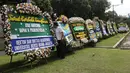 Penampakan karangan bunga ucapan duka cita untuk Probosutedjo yang dipajang di Jalan Diponegoro, Jakarta, Senin (26/3). Probosutedjo meninggal dunia pada usia 87 tahun. (Liputan6.com/Arya Manggala)