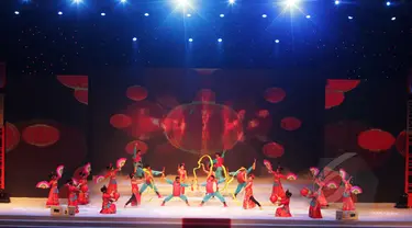 Sejumlah penari membawakan tarian dalam perayaan Cap Go Meh Bersama 2015 di Arena JIExpo Kemayoran, Jakarta, Senin (3/2). Perayaan Cap Go Meh 2015 mengambil tema Bersama Membangun Indonesia, Indonesia Satu, Indonesia Jaya. (Liputan6.com/Faizal Fanani)