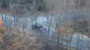 Rekaman CCTV menunjukkan awal pelarian tentara Korea Utara dalam rilis Komando PBB (UNC) di Seoul, Rabu (22/11). Tentara yang tidak disebutkan namanya itu mengendarai mobil jip menuju daerah perbatasan di Panmunjom. (HANDOUT/UNITED NATIONS COMMAND/AFP)