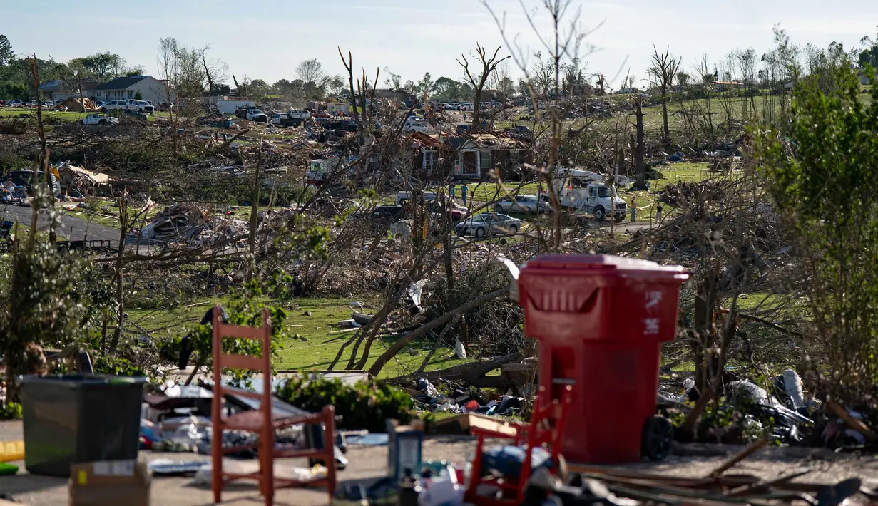 Gubernur Kentucky, Andy Beshear mengatakan di media sosial X sedikitnya 18 orang tewas dalam badai pada Jumat (16/5/2025) malam waktu setempat. (Allison Joyce/AFP)