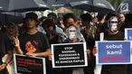 Peserta Aksi Kamisan ke-598 saat berunjuk rasa di depan Istana Merdeka, Jakarta, Kamis (22/8/2019). Aksi Kamisan ke-598 mengangkat permasalahan dan meminta pemerintah menghentikan kasus Rasisme, Kekerasan dan Diskriminasi yang terjadi di Papua. (Liputan6.com/Helmi Fithriansyah)