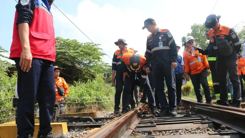 Petugas PT KAI Daop 9 Jember cek kondisi rel kereta api, untuk mengantaisipasi datangnya musim penghujan (Istimewa)