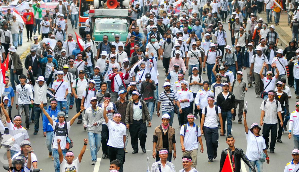 Massa dari Pergerakan Pelaut Indonesia (PPI) berunjuk rasa di Jalan Merdeka Barat, Jakarta, Kamis (12/5). Dalam aksinya, massa menuntut pemerintah memperhatikan kesejahteraan dan peningkatan upah mereka. (Liputan6.com/Yoppy Renato)