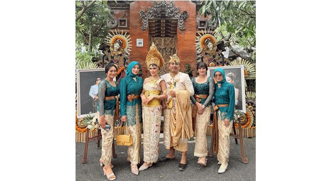 Pesona Citra Kirana dalam kebaya brokat hijau toska di pernikahan sahabat