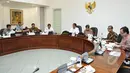 Suasana rapat terbatas terkait melemahnya nilai tukar Rupiah terhadap Dolar Amerika di Istana Kepresidenan, Jakarta, Rabu (11/3/2015).(Liputan6.com/Faizal Fanani)