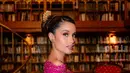 <p>Penampilannya kali ini semakin flawless berkat makeup tangan dingin dari @philipekarunia yang menonjolkan fitur wajah Cinta dengan riasan elegan nan soft glam. Rambutnya ditata anggun oleh @hairbyranggayusuf dalam sanggul modern yang dipercantik dengan aksesori keemasan, memberikan aura bangsawan yang begitu kuat. Gaya ini dikurasi apik oleh stylist andal @elcofrebliaman, dengan detail fashion yang mencerminkan kekuatan karakter perempuan masa kini yakni independen dan berkelas. [@philipekarunia].</p>