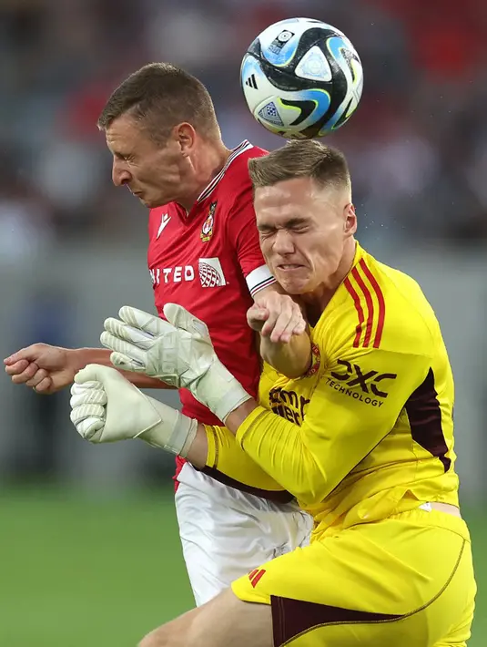 Alhasil, Manchester United malah kebobolan dua gol pada babak pertama. Elliot Lee (menit ke-29) dan Aaron Hayden (menit ke-36) yang menjebol gawang Manchester United. (Sean M. Haffey/Getty Images/AFP)