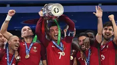 Trofi di level negara lebih sulit diraih karena penyelenggaraannya yang berjarak empat tahun sekali dibanding level klub yang reguler setahun sekali. Berikut 4 pemain yang mampu menyandingkan gelar Liga Champions dan trofi Euro dalam tahun yang sama. (Foto: AFP/Franck Fife)