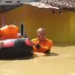 Petugas Polresta dan BPBD membantu evakuasi warga Cirebon Timur yang menjadi korban terdampak banjir. (ist)