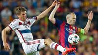 Penyerang Bayern Muenchen, Thomas Muller (kiri) berusaha melewati gelandang Barcelona Andreas Iniesta pada leg pertama babak semifinal Liga Champions di Camp Nou, Kamis (7/5/2015). Barcelona menang 3-0 atas Bayern Muenchen. (Reuters/Gustau Nacarino)