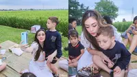 7 Potret Celine Evangelista Rayakan Ulang Tahun Anak, Seru di Pinggir Sawah