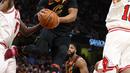 Aksi Dwyane Wade #9 melompat sambil memberikan umpan saat dikepung dua pemain  Chicago Bulls pada laga NBA basketball game di Quicken Loans Arena, Cleveland, (21/12/2017). Cleveland menang 115-112. (Gregory Shamus/Getty Images/AFP)