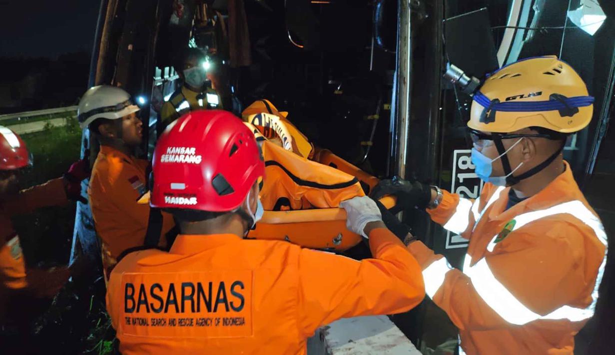 Bus PO Cahaya Trans dari Jatiasih-Bekasi menuju Yogyakarta terguling di jalur A arah Solo. Tampak dalam foto, personel dari Badan Nasional Pencarian dan Pertolongan (Basarnas) Semarang melakukan evakuasi korban kecelakaan bus di Exit Tol Krapyak Kota Semarang, Jawa Tengah, Senin (22/12/2025) dini hari. (Foto: Basarnas Semarang)