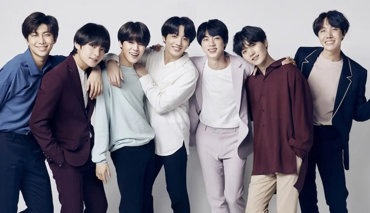 Dengan angka penjualan yang fantastis, BTS berhasil menempati posisi pertamam di Gaon Album Chart untuk buan Mei. SHINee dengan The Story of Light EP 1 berada di posisi kedua. (Foto: Soompi.com)