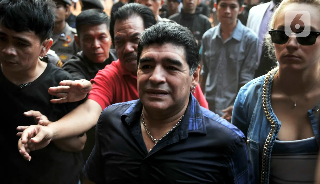 Legenda sepak bola Argentina Diego Maradona saat datang untuk menyapa penggemarnya di Stadion Gelora Bung Karno (GBK), Senayan, Jakarta, Sabtu (29/6/2013). Sebelum meninggal, Maradona dilaporkan menjalani operasi otak. (Liputan6.com/Helmi Fithriansyah)