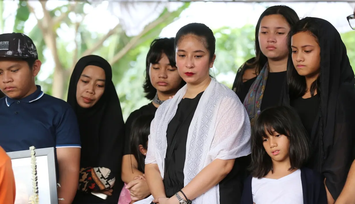 "Sering suruh masuk, masuk dong masuk dong, trus saya bilang gak boleh masuk pa, dia bilang pinjam baju suater terus masuk, ya lucu ya," tukas Novita Angie. (Daniel Kampua/Bintang.com)