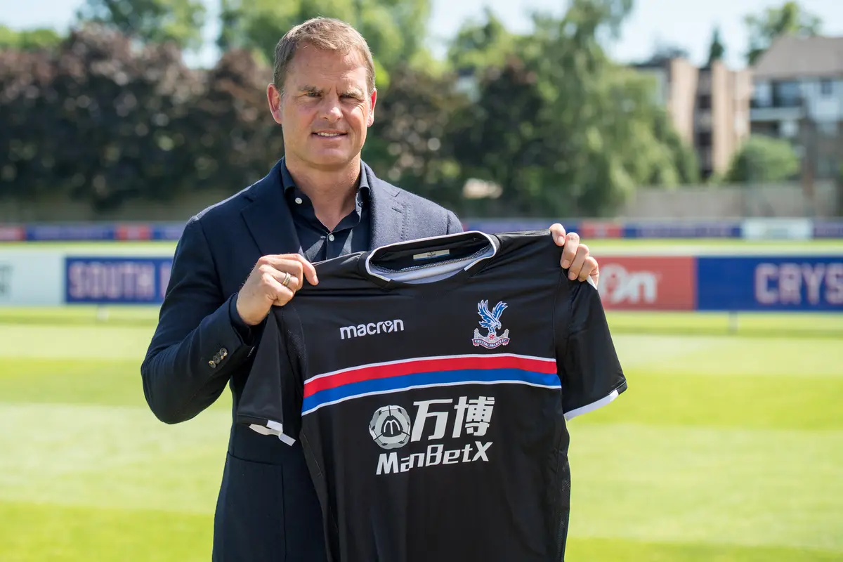 Frank de Boer berpose dengan seragam Crystal Palace setelah menandatangani kontrak tiga tahun dengan klub Liga Inggris itu, Senin (26/6/2017). 