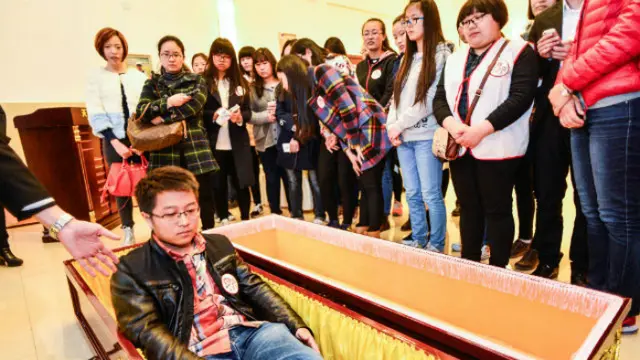 Berbaring di peti mati jadi tren di China (Foto: Shanghaiist.com).