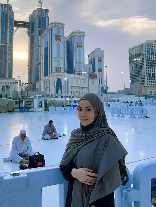 <p>Ia juga tampil dengan kerudung warna grey yang dipadukan busana warna hitam. Mawar pun tampil tanpa makeup namun tetap nampak glowing. @mysamawar</p>