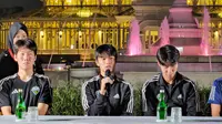 Pemain Jeonbuk Hyundai Motors, Park Chang-woo, saat memberikan keterangan dalam sesi konferensi pers menjelang laga persahabatan melawan Persis Solo. (Bola.com/Radifa Arsa)