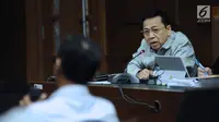 Terdakwa dugaan korupsi proyek e-KTP, Setya Novanto (kanan) memberi tanggapan atas keterangan saksi pada sidang lanjutan di Pengadilan Tipikor, Jakarta, Senin (12/3). Sidang mendengar keterangan saksi dan saksi ahli. (Liputan6.com/Helmi Fithriansyah)
