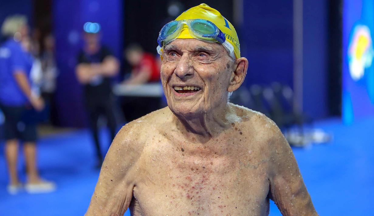 George Corones tersenyum sebelum berenang di Gold Coast Aquatic Centre di Gold Coast, Queensland, Australi (28/2). Corones merupakan satu-satunya perenang dalam kelompok usia 100-104 tahun, berenang sendirian. (AFP/Swimming Australia)
