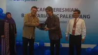 Presiden Direktur BCA Syariah John Kosasih saat meresmikan BCA Syariah KCU Palembang (Liputan6.com / Nefri Inge)
