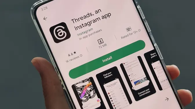 Membuka aplikasi Threads Instagram di Play Store pada Kamis (6/7/2023). (Liputan6.com/Laudia Tysara)