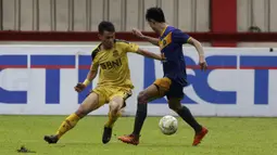 Gelandang Bhayangkara FC, Alsan Sanda, berusaha mengontrol bola saat melawan PSBL Langsa pada Piala Indonesia 2018 di Stadion PTIK, Jakarta, Jumat (1/2). Bhayangkara menang 4-3 atas PSBL. (Bola.com/Yoppy Renato)