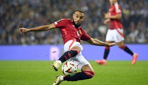 Bek Manchester United asal Maroko Noussair Mazraoui menendang bola selama pertandingan putaran pertama Liga Eropa UEFA hari ke-2 antara FC Porto dan Manchester United di stadion Dragao di Porto pada tanggal 3 Oktober 2024.MIGUEL RIOPA / AFP