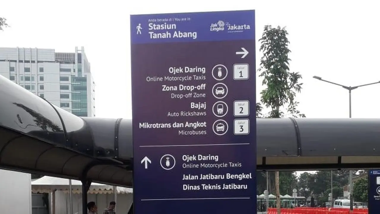 Transjakarta memasang penunjuk arah atau wayfinding di kawasan Tanah Abang.