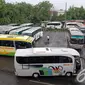 Sejumlah bus antarprovinsi dipersiapkan untuk mengangkut penumpang menjelang Natal dan Tahun Baru, Jakarta, Senin (8/12/2014). (Liputan6.com/Miftahul Hayat)