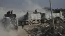 Sebelumnya, kantor PBB untuk Koordinasi Urusan Kemanusiaan (OCHA) menekankan bahwa pengiriman bantuan ke Gaza utara sangat sulit karena penutupan penyeberangan langsung, dan pembukaan kembali ini diharapkan dapat meringankan krisis kelaparan di wilayah tersebut. Tampak dalam foto, truk-truk yang mengangkut bantuan kemanusiaan melintasi Kota Gaza setelah masuk dari Israel melalui pos perbatasan Zikim di bagian utara Jalur Gaza, Kamis 13 November 2025. (AP Photo/Jehad Alshrafi)