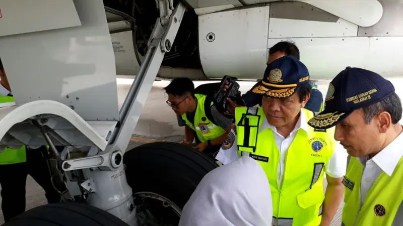 Direktur Jenderal Perhubungan Udara Kementerian Perhubungan Agus Santoso melakukan rampcheck menghadapi liburan Natal dan Tahun Baru 2018 di Bandara Soekarno Hatta Cengkareng. (Ilyas/Liputan6.com)