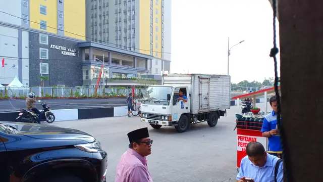 Anggota DRPD DKI Bestari Barus mengunjungi Kali Item