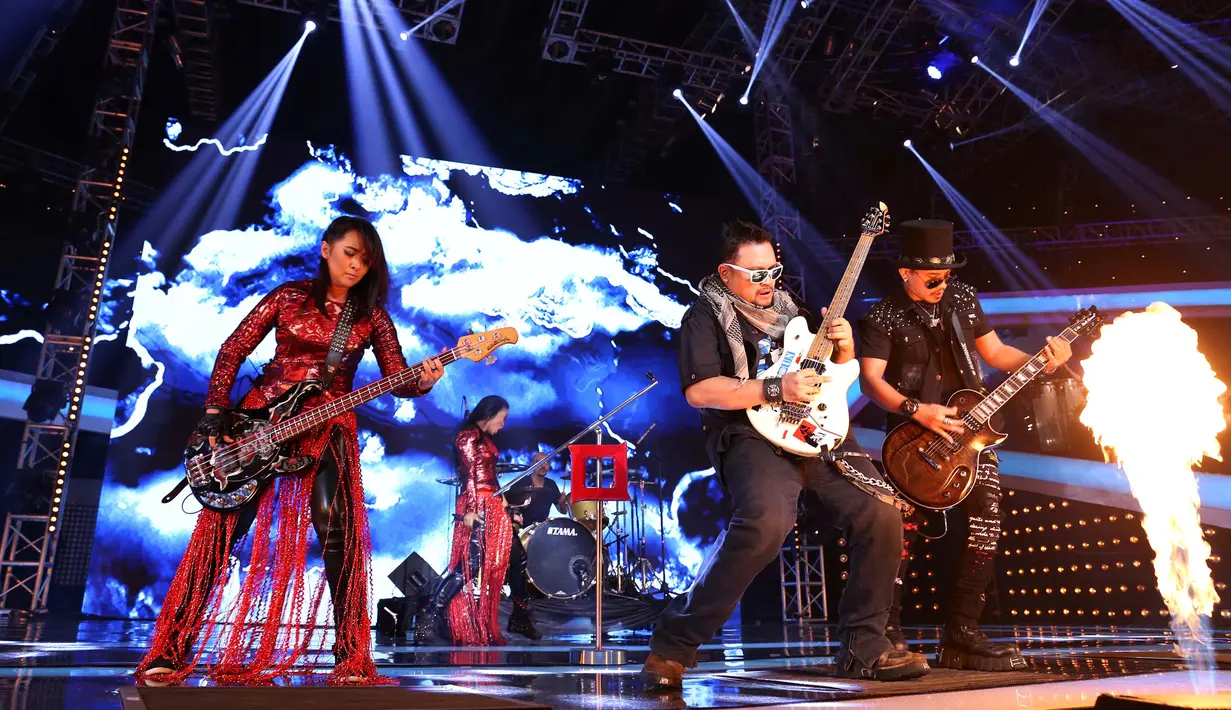 Aria Baron gitaris handal Indonesia ini berkolaborasi dengan band Kotak yang memiliki genre musik Rock. (Galih W. Satria/Bintang.com)