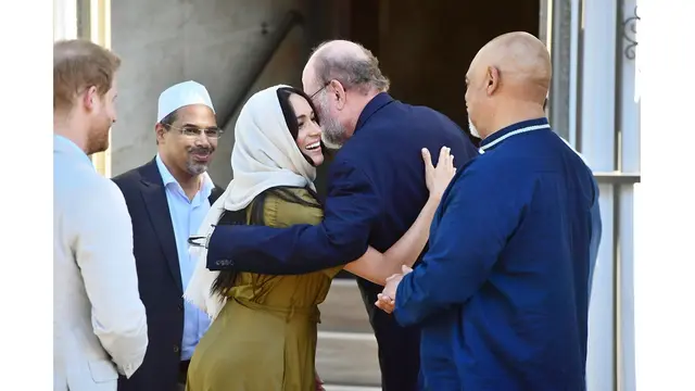 Meghan Markle dan Pangeran Harry saat mengunjungi masjid Auwal di Afrika Selatan
