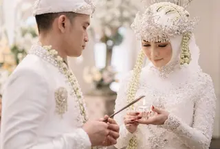 Citra Kirana jadi salah satu artis yang mengenakan busana adat sunda hijab saat menikah. Ketika akad ia mengenakan kebaya putih yang memiliki detail mantik-manik dipadukan kain lilit batik didominasi warna putih dan cokelat. Ia pun lengkap mengenakan siger di atas kerudung putihnya. @citraciki