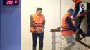 Mereka adalah I Wayan Eka Mariarta (Ketua) dan Bambang Setyawan (Wakil Ketua), dan Yohansyah Maruanaya (Jurusita). Tampak dalam foto, Wakil Ketua Pengadilan Negeri Depok, Bambang Setyawan (kiri) berjalan menuju mobil tahanan di Gedung Merah Putih Komisi Pemberantasan Korupsi (KPK), Jakarta, Sabtu (7/2/2026). (Liputan6.com/Helmi Fithriansyah)