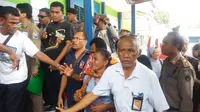 Tangis keluarga pecah saat peti jenazah TKI Adelina diturunkan petugas kargo Bandara El Tari Kupang. (Liputan6.com/Ola Keda)