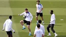 Pemain Paris Saint-Germain asal Georgia, Khvicha Kvaratskhelia (kiri), Vitinha (tengah, atas) dan Ousmane Dembele (kanan) saat mengikuti sesi latihan klub sebelum pertandingan leg pertama semifinal Liga Champions 2025/2026 melawan klub Jerman, Bayern Muenchen, di PSG Campus, Poissy, Barat Laut Paris, pada Senin 27 April 2026. (FRANCK FIFE/AFP)
