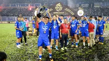 Eliano Reijnders mengangkat trofi BRI Super League 2025/2026. Persib Bandung meraih juara dan hattrick, jadi tim pertama yang melakukannya di Liga Indonesia. (Bola.com/Bagaskara Lazuardi)
