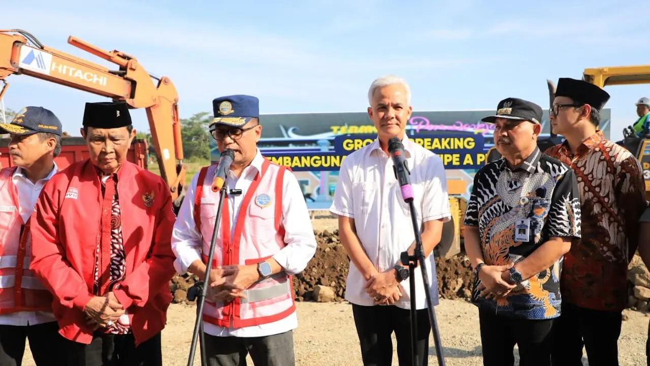 Gubernur Jawa Tengah Ganjar Pranowo, mendampingi Menteri Perhubungan Budi Karya Sumadi melakukan groundbreaking pembangunan Terminal Bus Tipe A di Kabupaten Purworejo, Minggu (21/5/2023) siang.