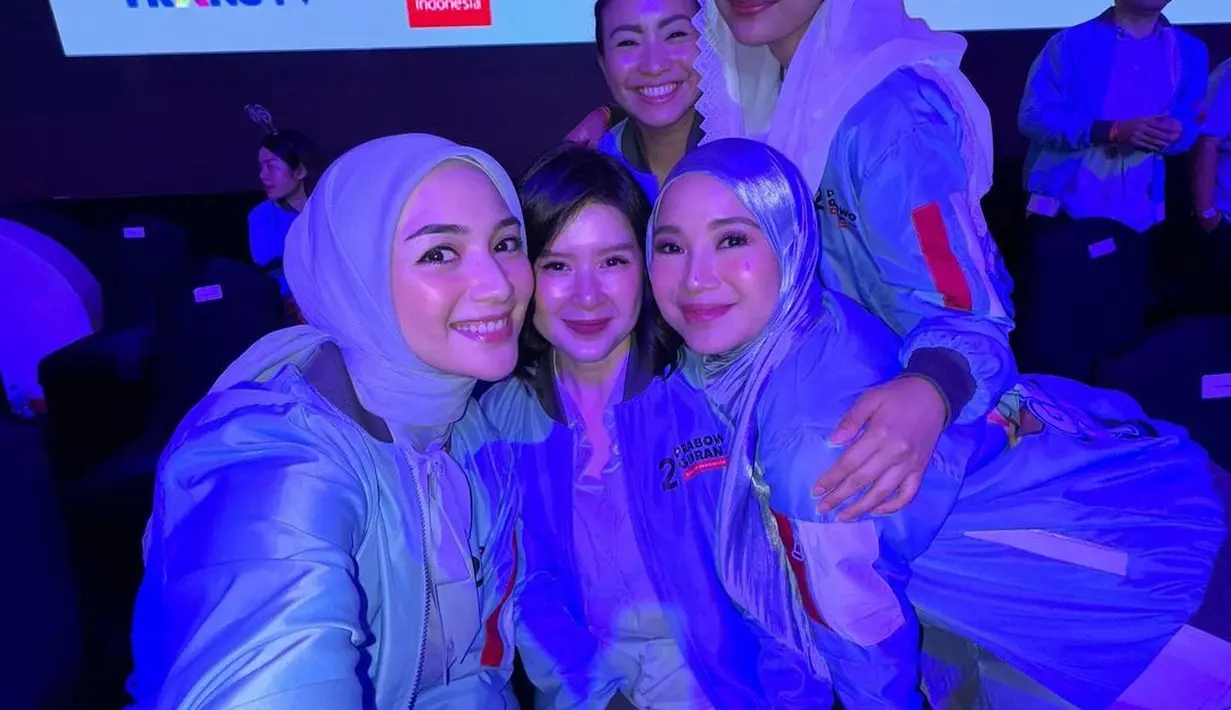 Wynne Frederica turut hadir mengenakan jaket pendukung Prabowo-Gibran yang dipadukan hijab satin warna biru muda. [@citraciki]