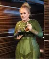 Dalam ajang bergengsi Grammy Awards 2017, Adele memang berhasil membawa pulang lima piala kemenangan dalam lima nominasi. Namun saat menerima salah satu piala, di atas panggung Adele malah melakukan hal yang tak disangka. (AFP/Bintang.com)