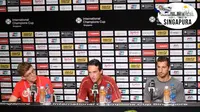 Manajer Arsenal, Unai Emery (tengah), bersama gelandang Henrikh Mkhitaryan (kanan) pada konferensi pers jelang laga International Champions Cup 2018 melawan PSG di Stadion Nasional, Singapura, Jumat (27/7/2018). (Bola.com/Wiwig Prayugi)